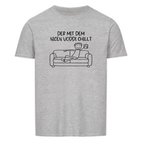 Der mit dem Drink chillt personalisierbar - Herren Shirt